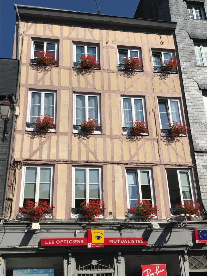Apartment Erik Satie *